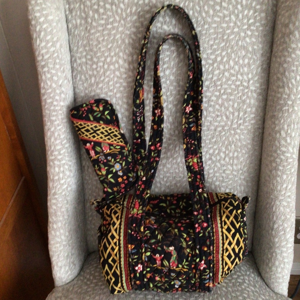 VERA BRADLEY QUILTED BARREL BAG WITH MATCHING EYE GLASS SLEEVE - ZIP TOP CLOSURE